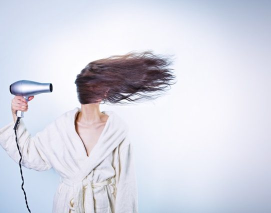 8 trucs pour lisser ses cheveux sans les abîmer